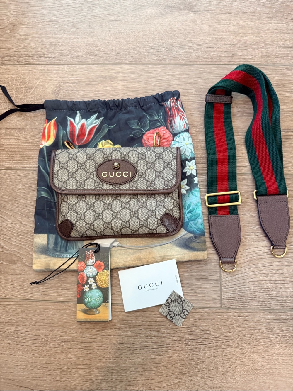 Authentic Gucci neo monogram GG Supreme bag Gold Hardware